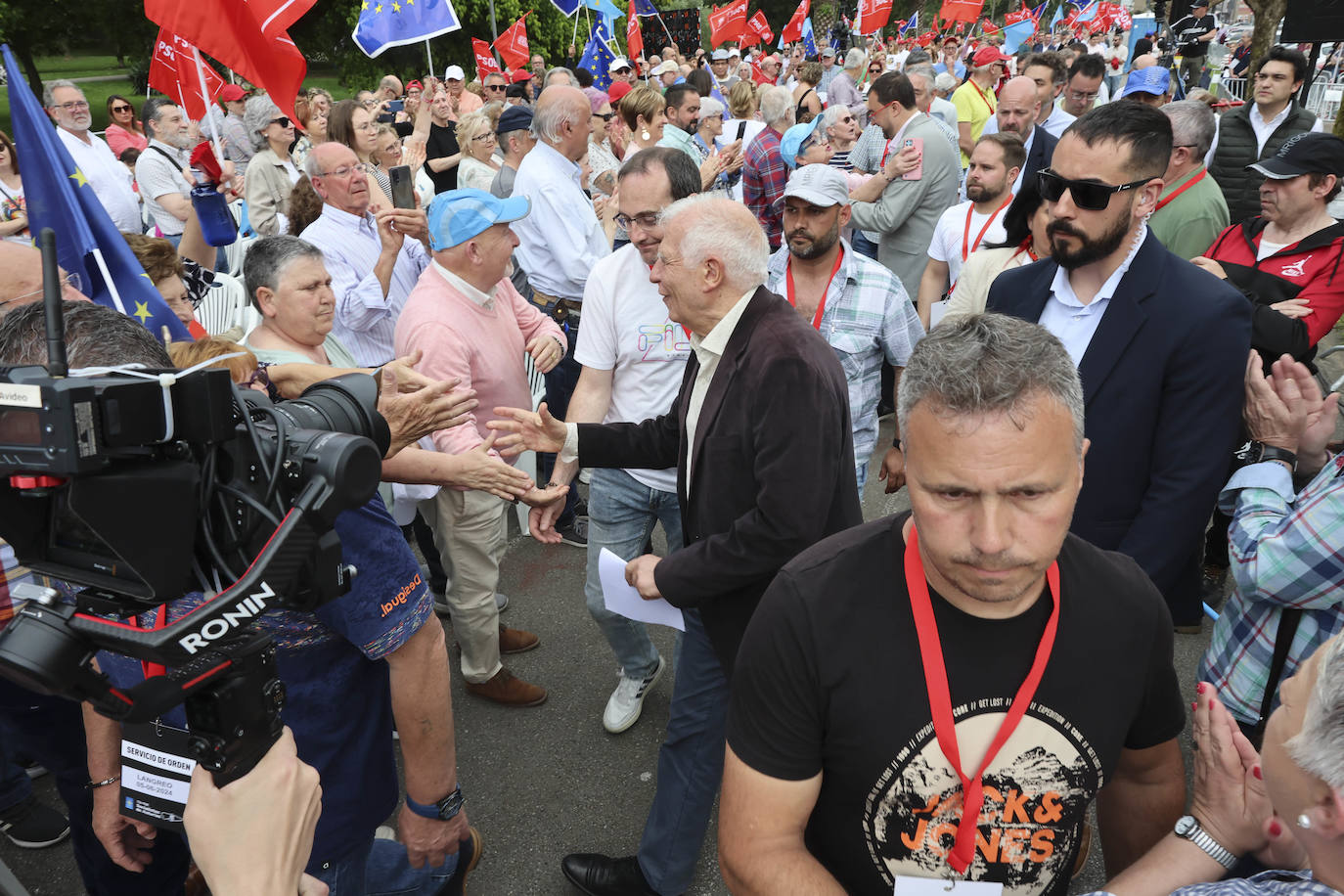 Baño de masas en el mitin del PSOE en Langreo con Josep Borrell