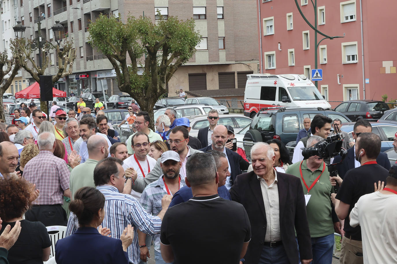 Baño de masas en el mitin del PSOE en Langreo con Josep Borrell