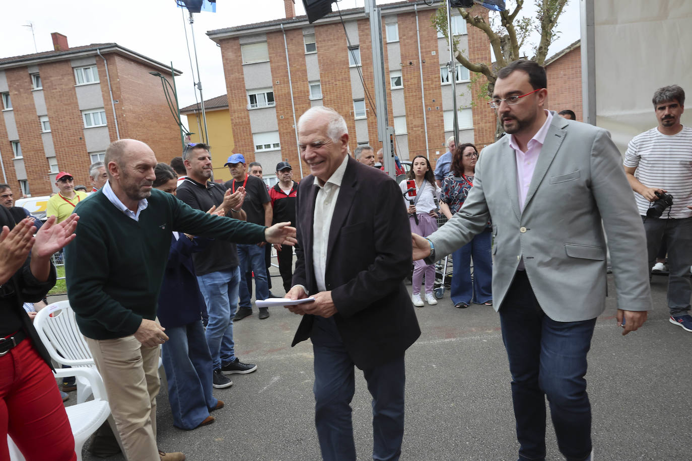 Baño de masas en el mitin del PSOE en Langreo con Josep Borrell