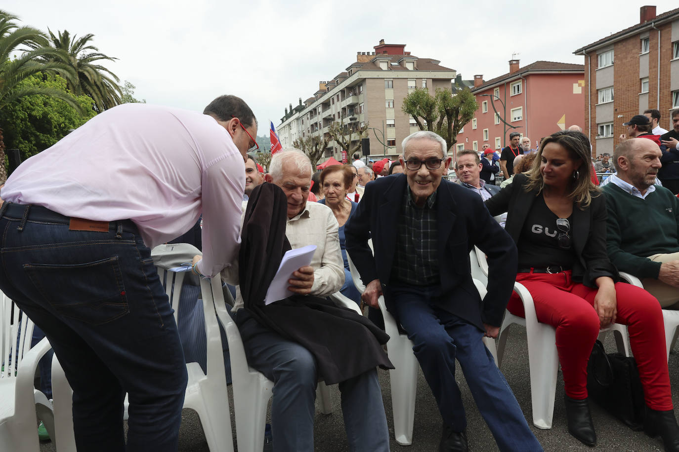 Baño de masas en el mitin del PSOE en Langreo con Josep Borrell