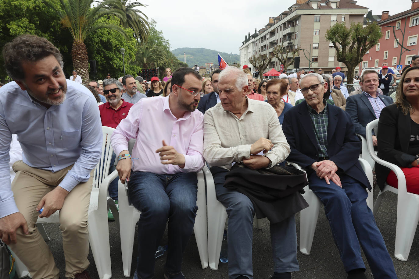 Baño de masas en el mitin del PSOE en Langreo con Josep Borrell