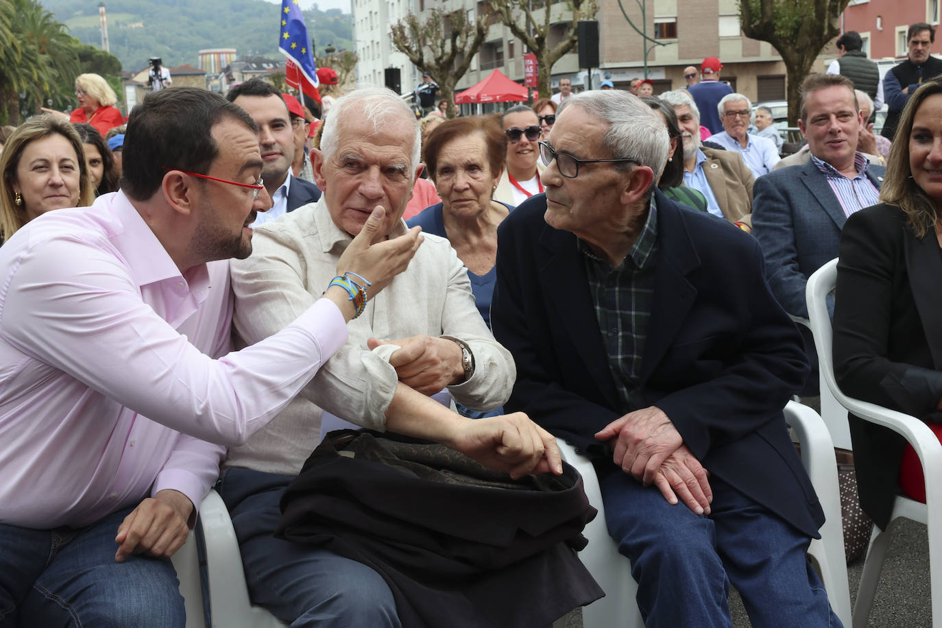 Baño de masas en el mitin del PSOE en Langreo con Josep Borrell