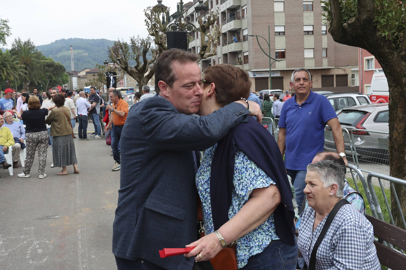 Baño de masas en el mitin del PSOE en Langreo con Josep Borrell