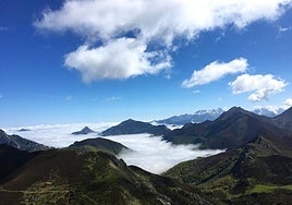 Vistas desde la cima del pico Abedular, mirando hacia la zona del Maciedome, el Pierzu, el Recuencu y el Zorru, con los Picos de Europa de fondo.