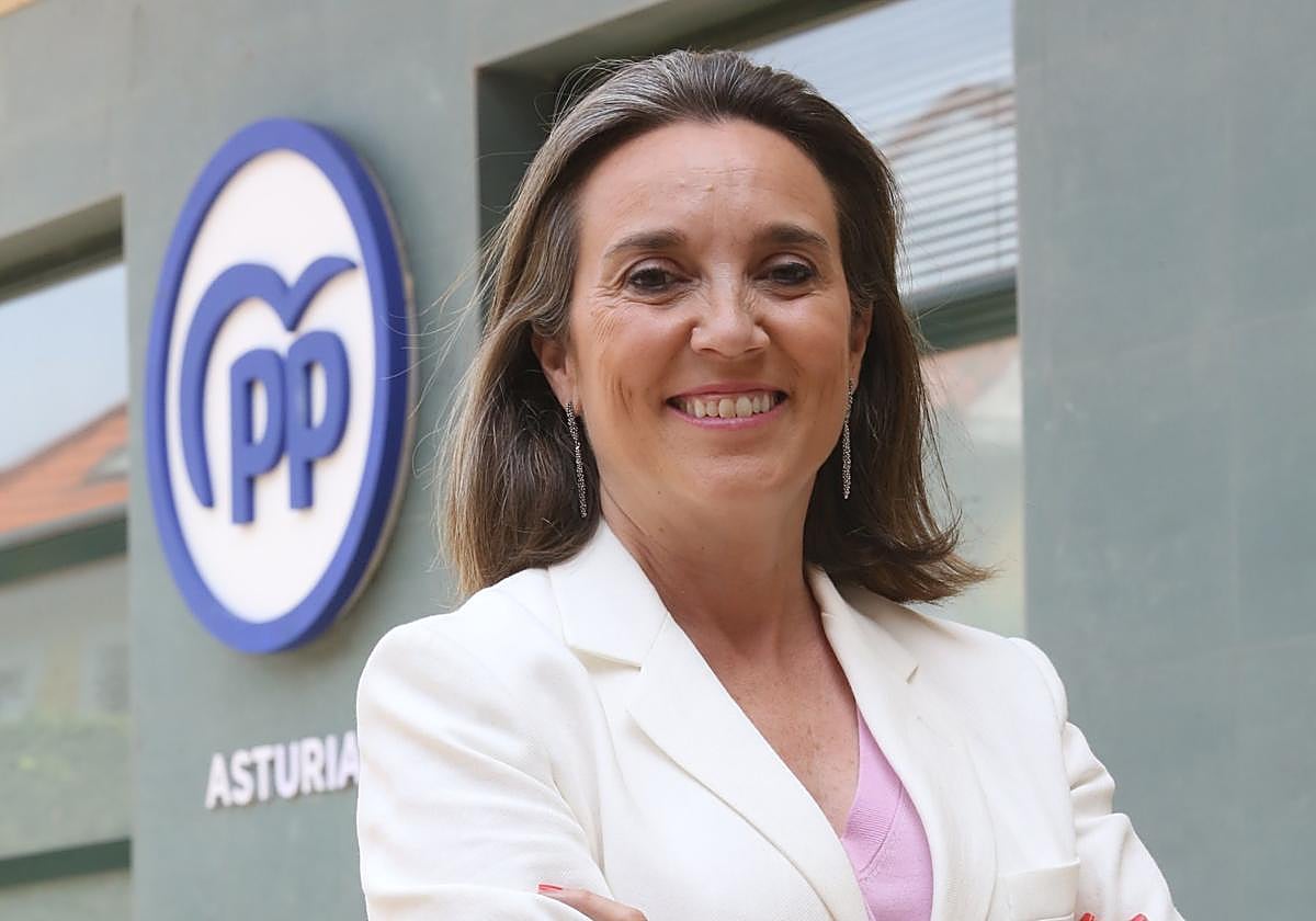 La secretaria general del PP, Cuca Gamarra, ante la sede autonómica del partido.