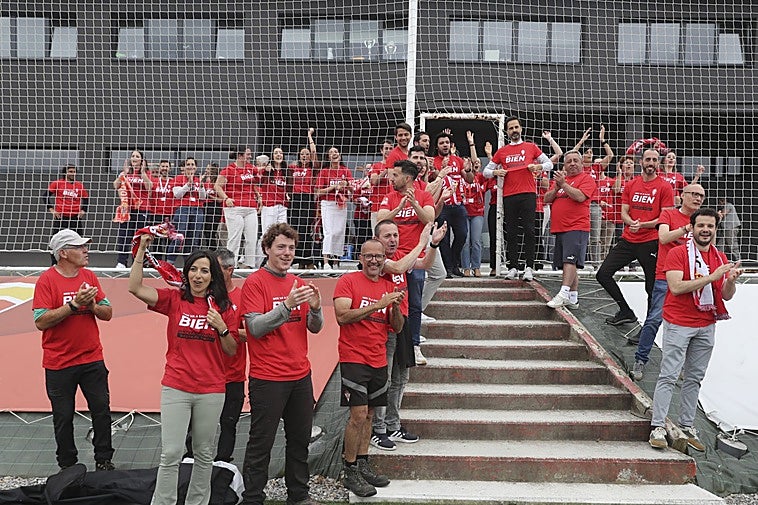 Los trabajadores del Sporting, justo antes del inicio del entrenamiento, aplaudiendo a los futbolistas, a los que hicieron un pasillo y les animaron en el último entrenamiento de la semana en Mareo.