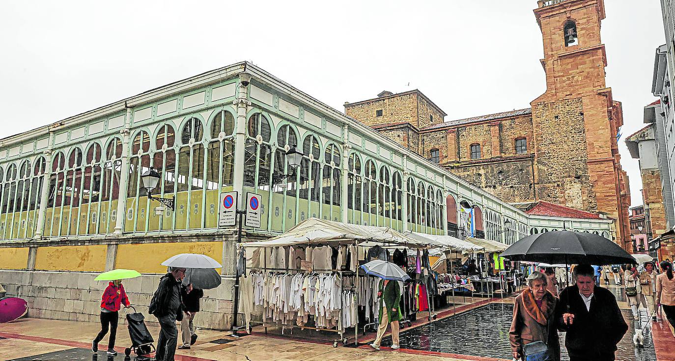 El mercado de El Fontán, incluido en el Catálogo Urbanístico de Oviedo y anejo a la iglesia de San Isidoro, declarada Bien de Interés Cultura.