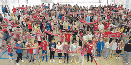 Los pequeños del Colegio Público Jovellanos convirtieron ayer el recreo en una fiesta rojiblanca a instancias de EL COMERCIO. Todos acudieron a clase con camisetas y bufandas del Sporting y posaron con la fuerza y la alegría que muestran estas imágenes en la cancha polideportiva del centro.