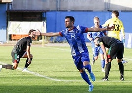 Natalio celebra un tanto con el equipo avilesino.