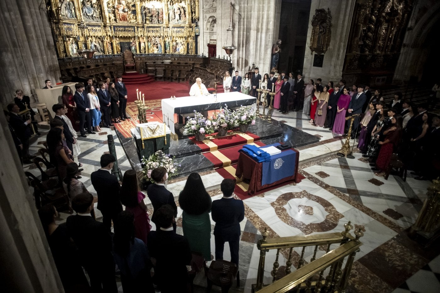 Alumnos del Meres en la Catedral de Oviedo, durante la ceremonia.