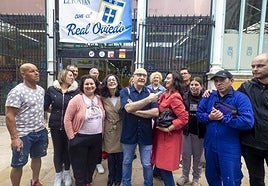 Ana María Balbín, Manuel Rodríguez y Carmen Manjón, en el centro, con comerciantes de El Fontán.