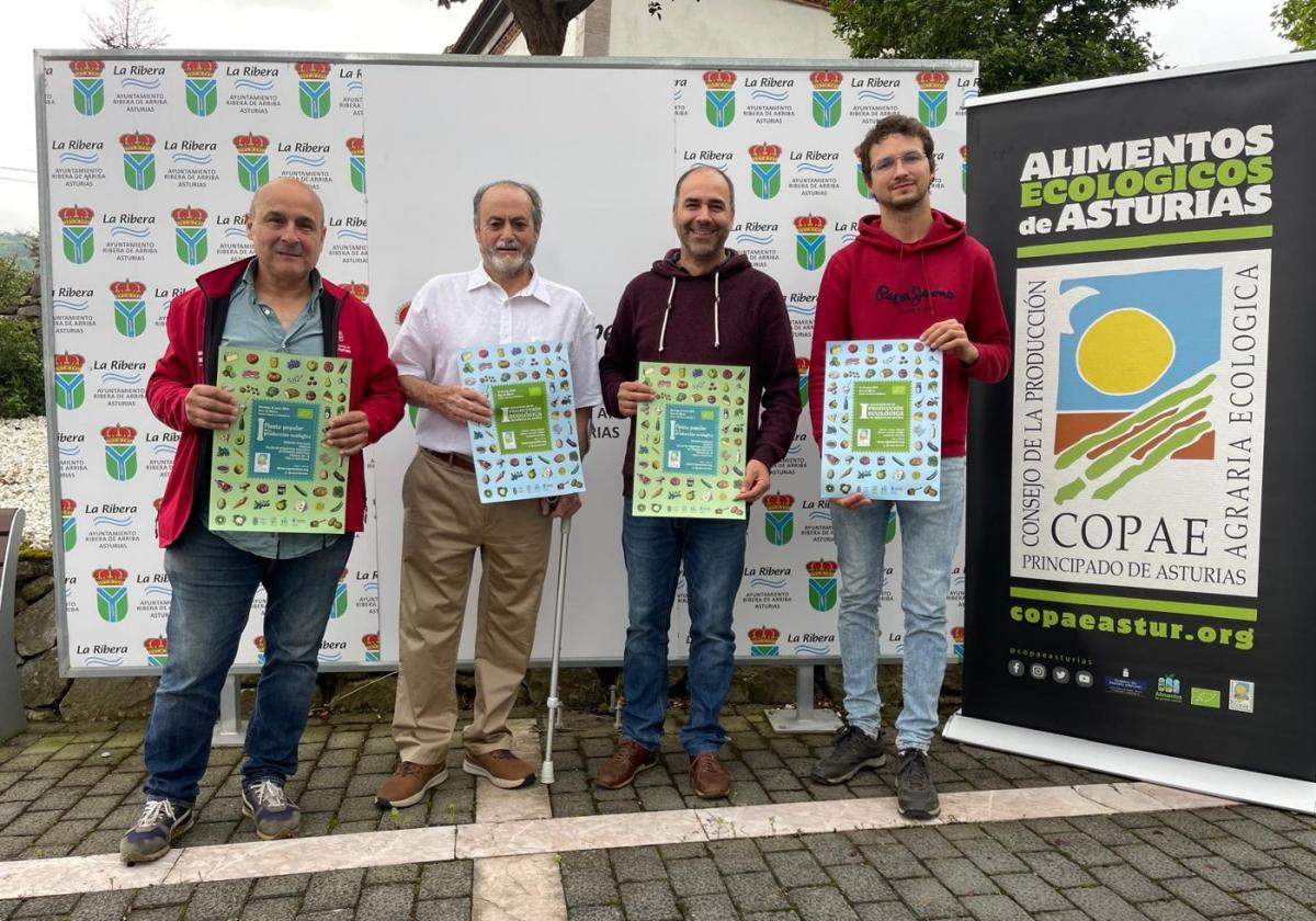 Vicente M. Espina, edil de Medio Rural, y Tomás Fernández Muñiz, alcalde de Ribera de Arriba, con Carlos Nuño y Ulises Tuero, el director técnico y el responsable de Promoción del Copae.