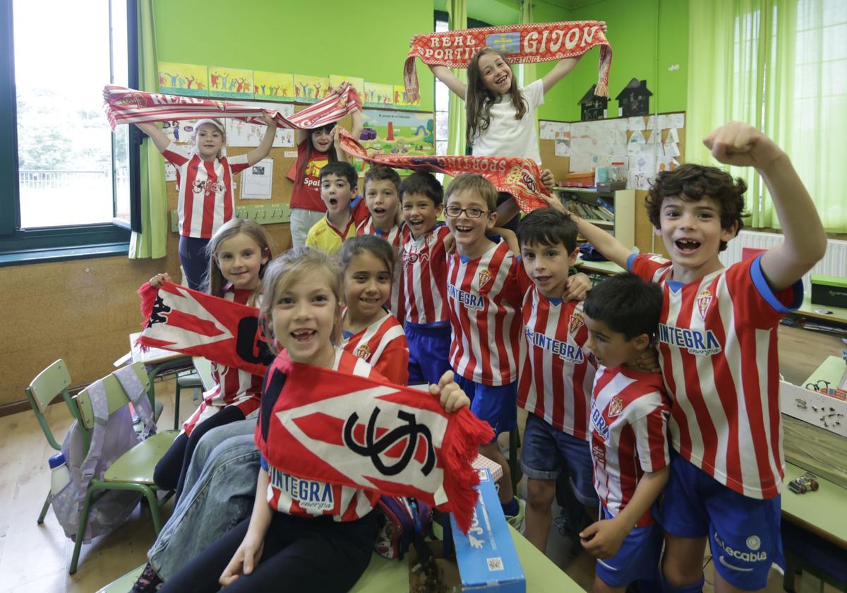 Niños y niñas del colegio Cabueñes entusiasmados con el Sporting.