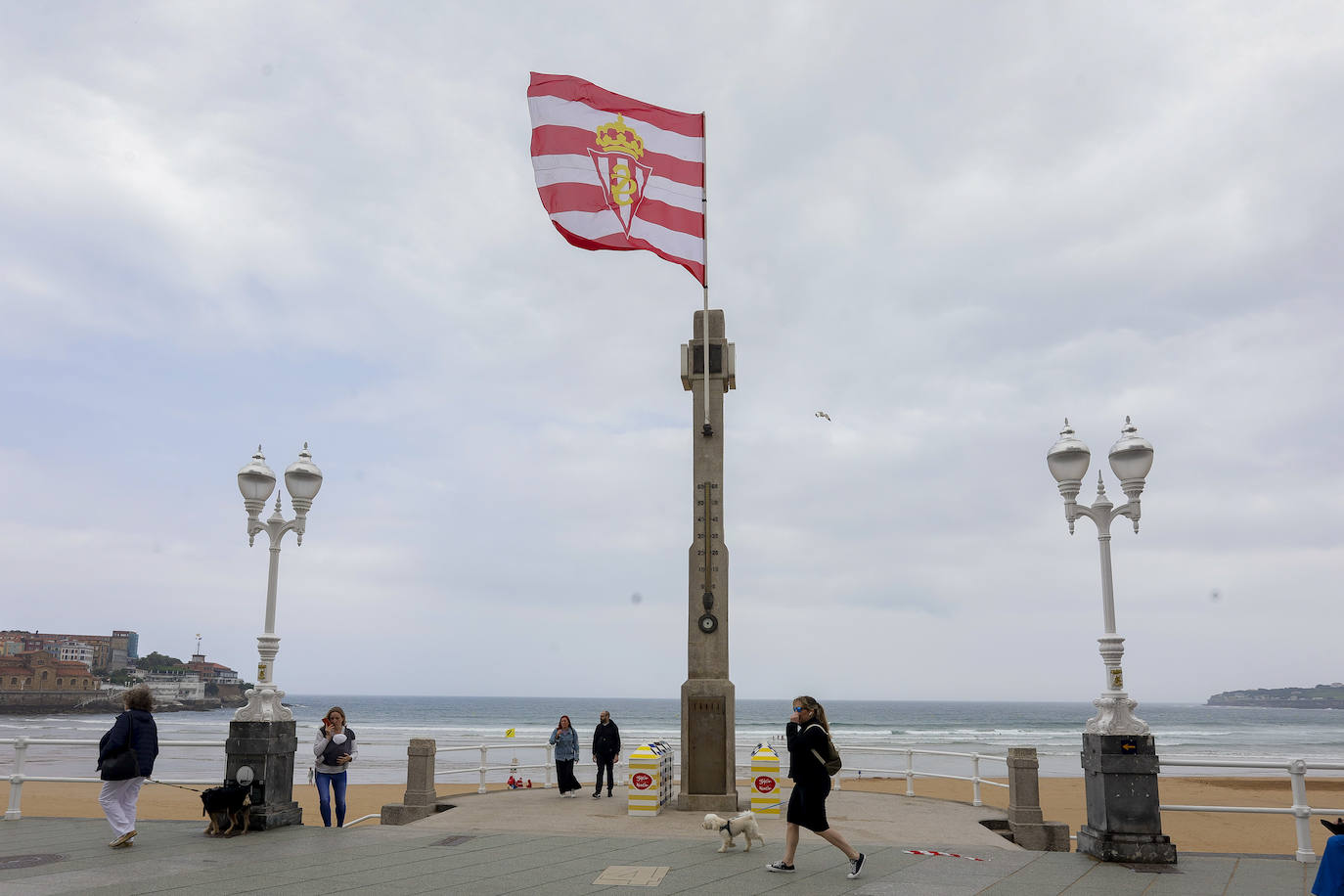 La Escalerona ya luce la bandera del Sporting
