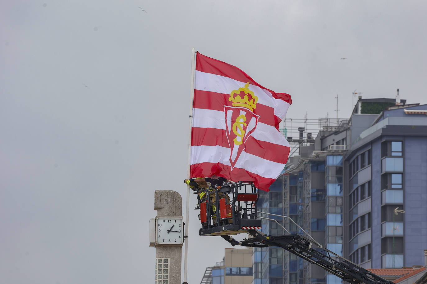 La Escalerona ya luce la bandera del Sporting