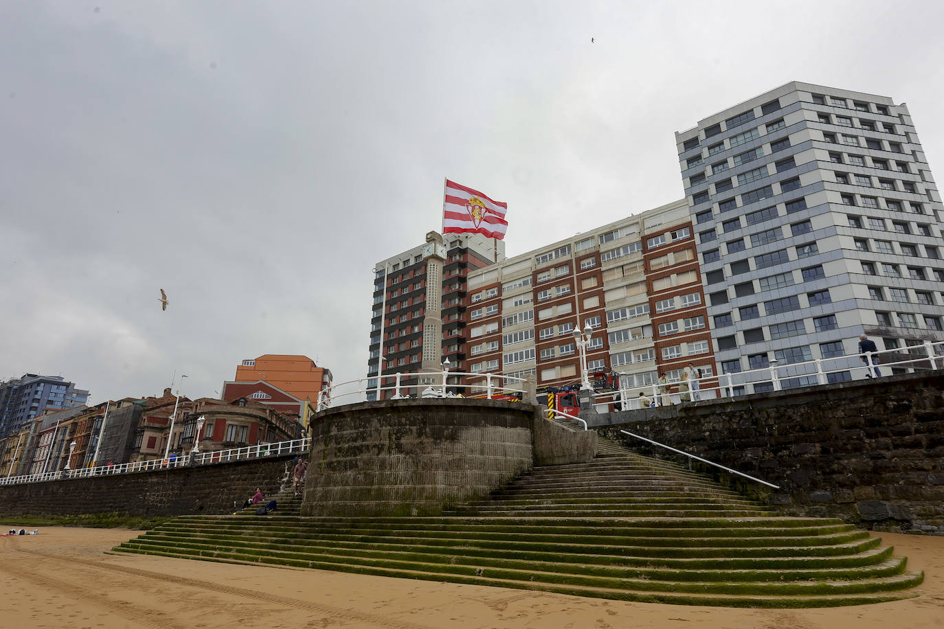 La Escalerona ya luce la bandera del Sporting