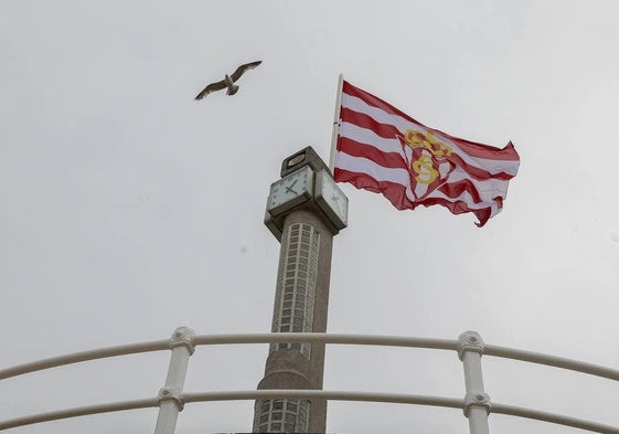 La Escalerona ya luce la bandera del Sporting