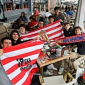 La marea rojiblanca se extiende por todo Gijón