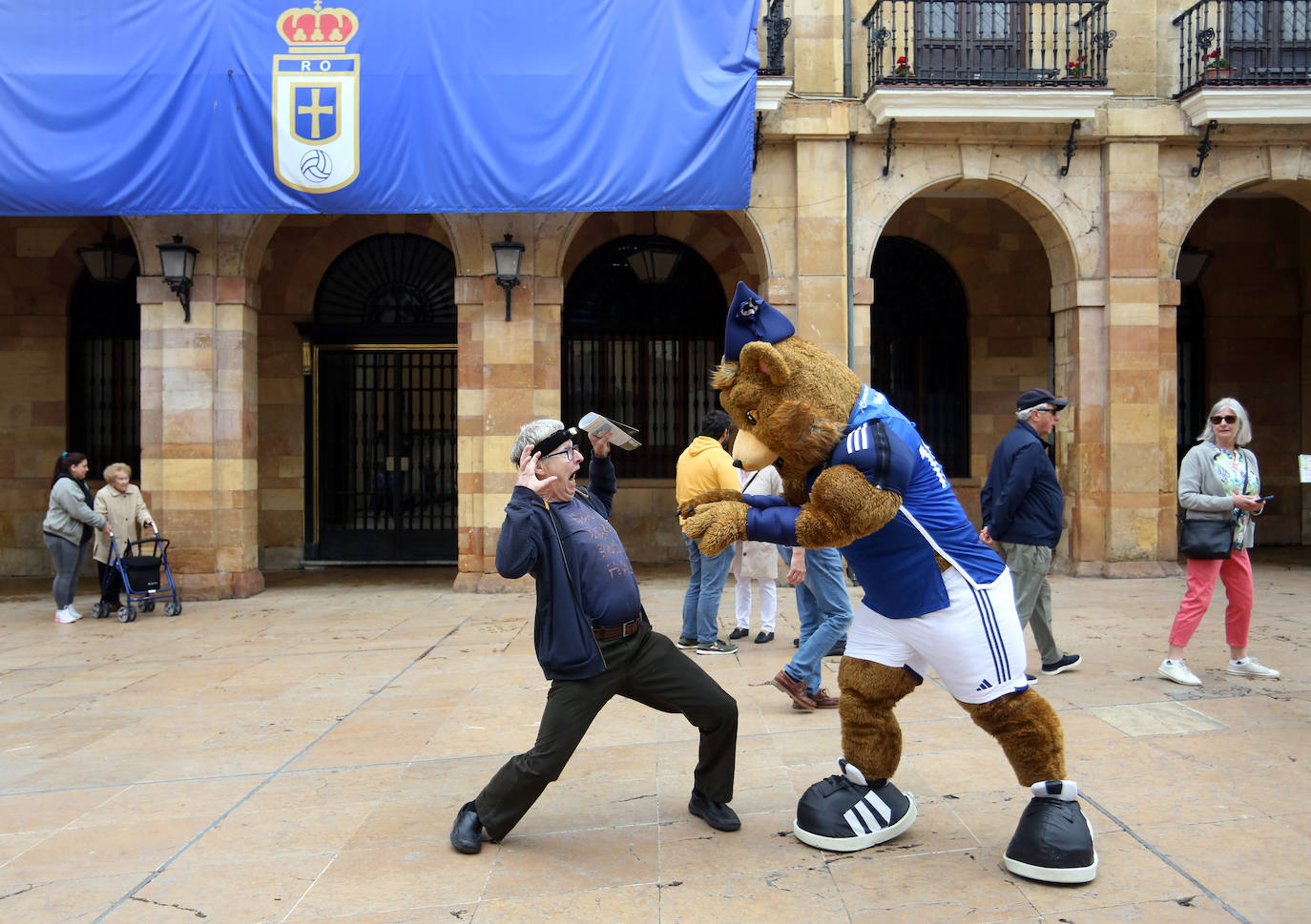 El Oviedo saca la garra a pasear