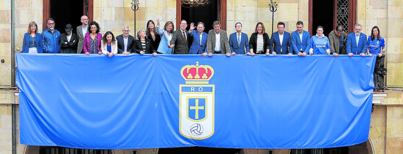 La Corporación ovetense, al completo, en el balcón del Ayuntamiento, para expresar su apoyo al equipo. mario rojas