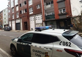 Un coche de la Guardia Civil frente al portal de la calle Flórez Estrada número 34, donde tuvo lugar el suceso.