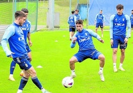 Jimmy intenta cortar el balón durante un rondo en el entrenamiento de la víspera al partido más importante del año. pablo Nosti