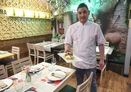 Diego Martín Sánchez dirige la cocina del gastrobar Mamba en La Felguera.