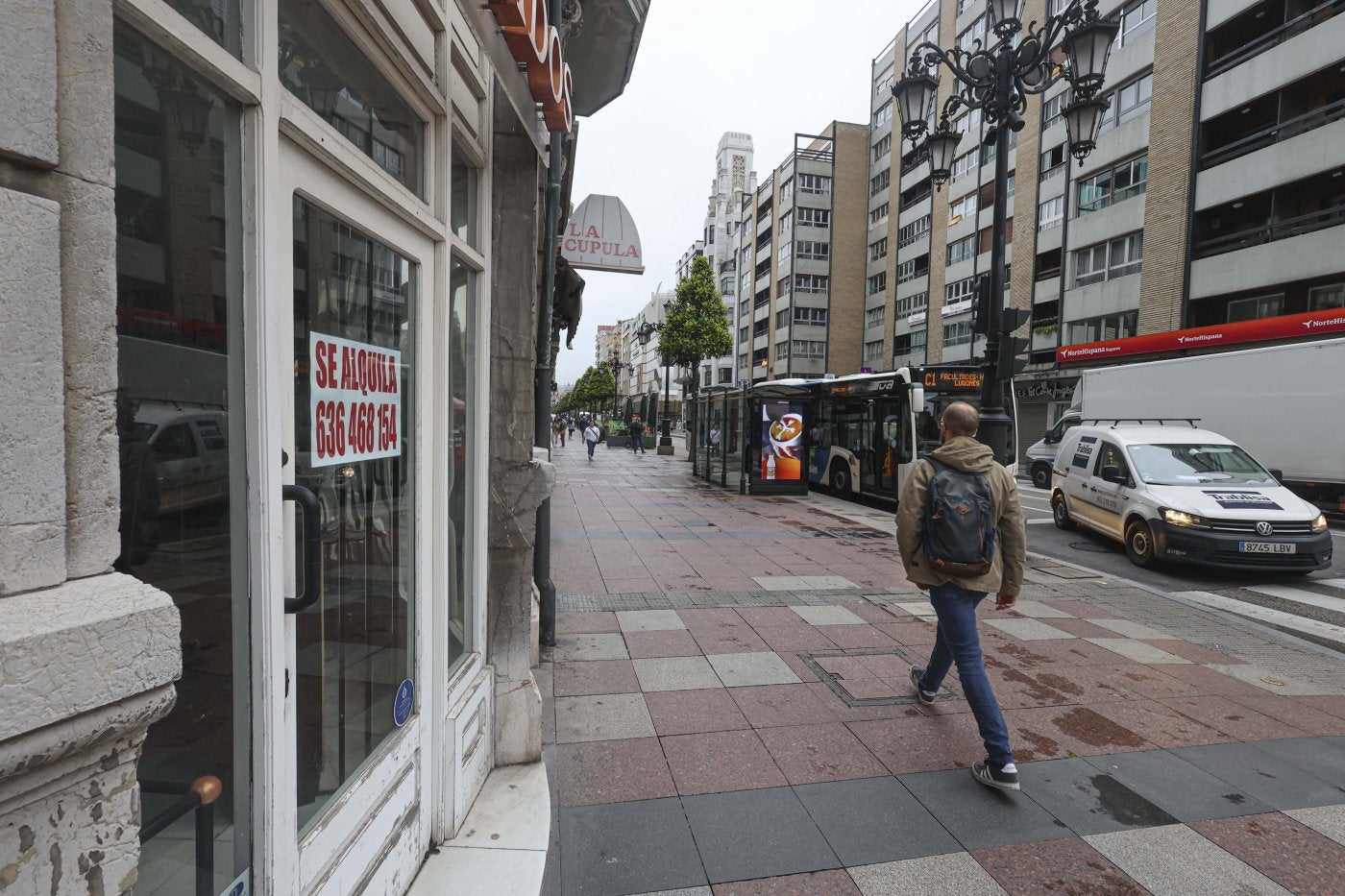 El local de La Cúpula, con el cartel de 'se alquila' en la calle Uría.