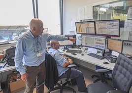 Sala de control. Josu Jiménez explica la información que aparece en las pantallas, donde Juan Ignacio Pardo está controlando la climatización.