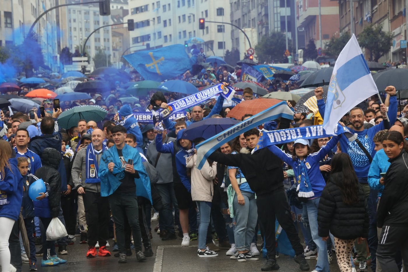 La calle de Alejandro Casona se llenó de aficionados azules a la espera del autocar que llevaba al equipo hacia el Carlos Tartiere.