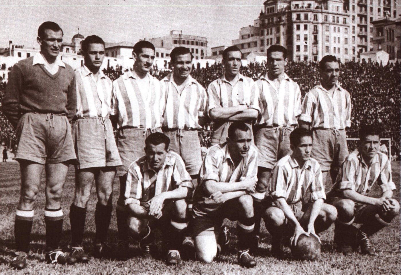 Los jugadores del Sporting, antes de enfrentarse al Espanyol en 1943 en el estadio Metropolitano.