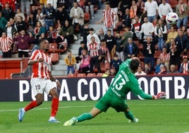 Otero adelantó al Sporting en el partido de la primera vuelta ante el Espanyol, que terminó con triunfo rojiblanco.