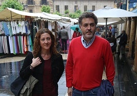 Jonás Fernández, con su prima, en el mercado de El Fontán.