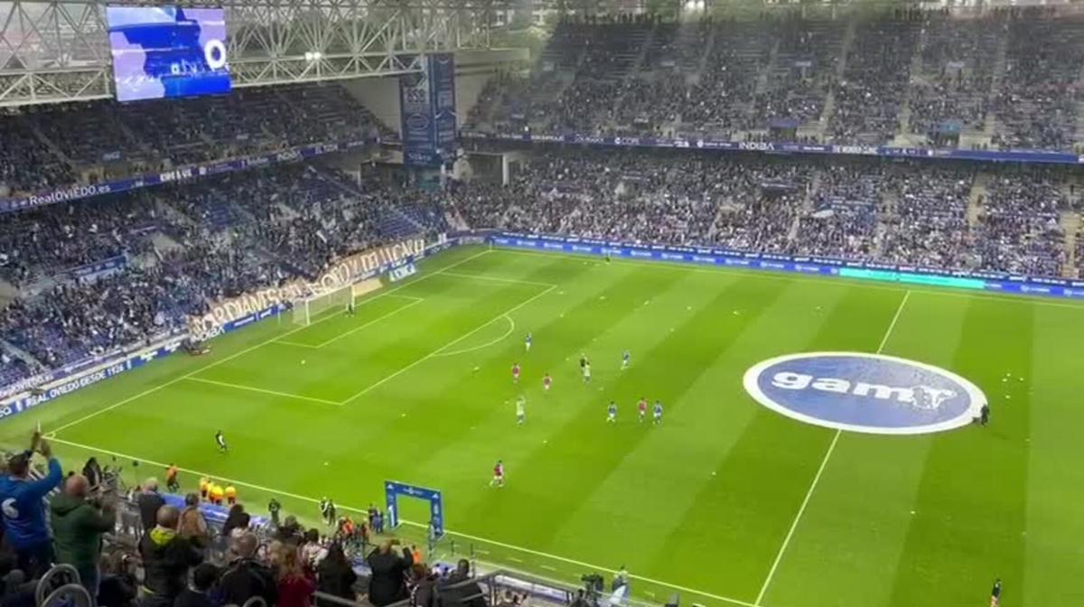 Sonora ovación a los jugadores del Real Oviedo al saltar al campo