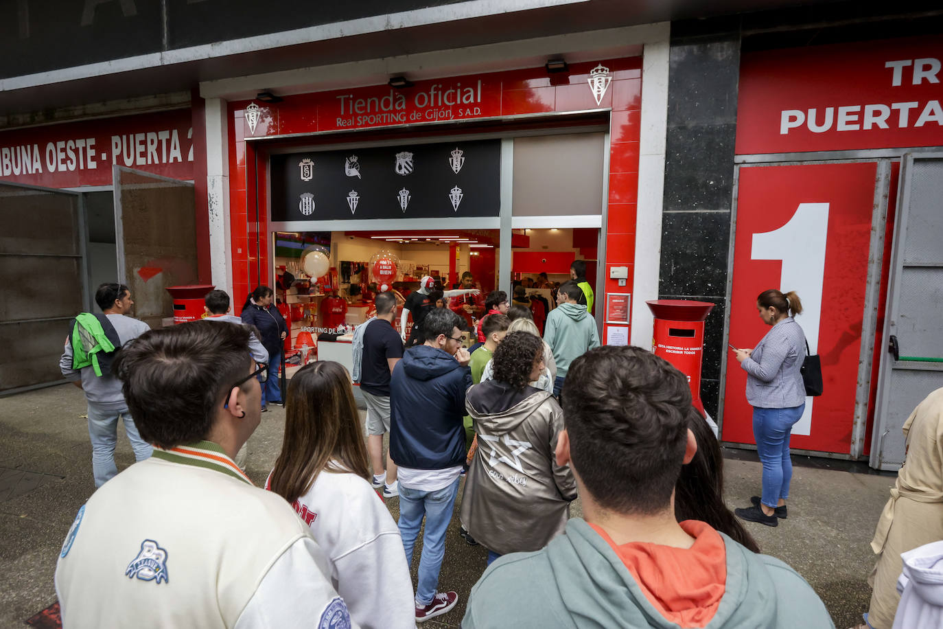 ¿Estuviste en el entrenamiento del Sporting en El Molinón? ¡Búscate en las fotos!