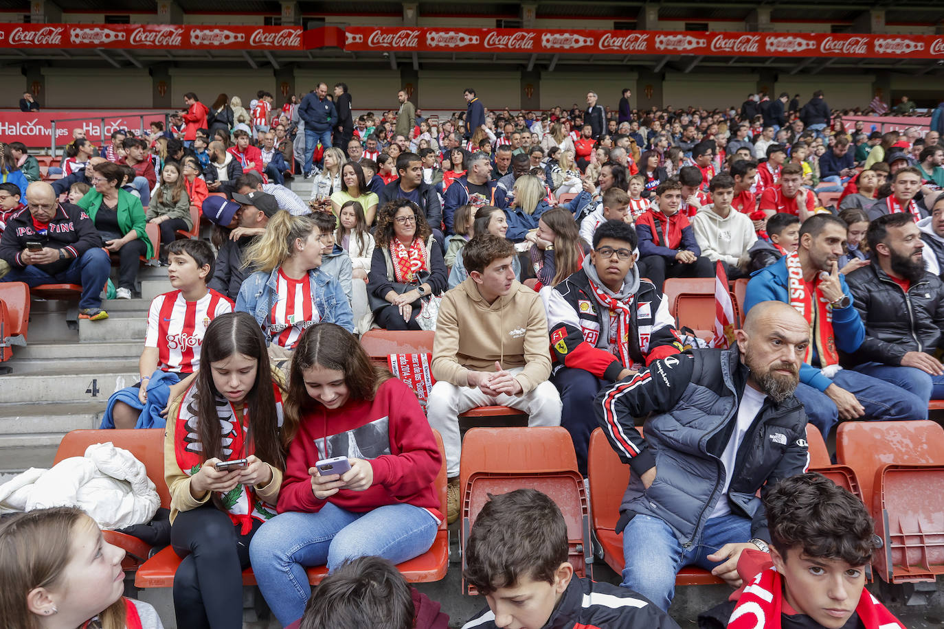 ¿Estuviste en el entrenamiento del Sporting en El Molinón? ¡Búscate en las fotos!