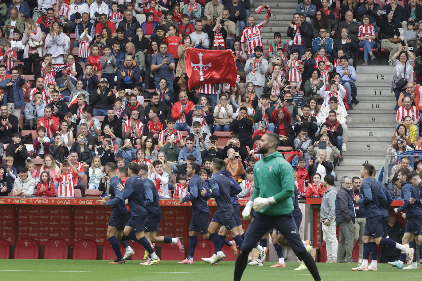 ¿Estuviste en el entrenamiento del Sporting en El Molinón? ¡Búscate en las fotos!