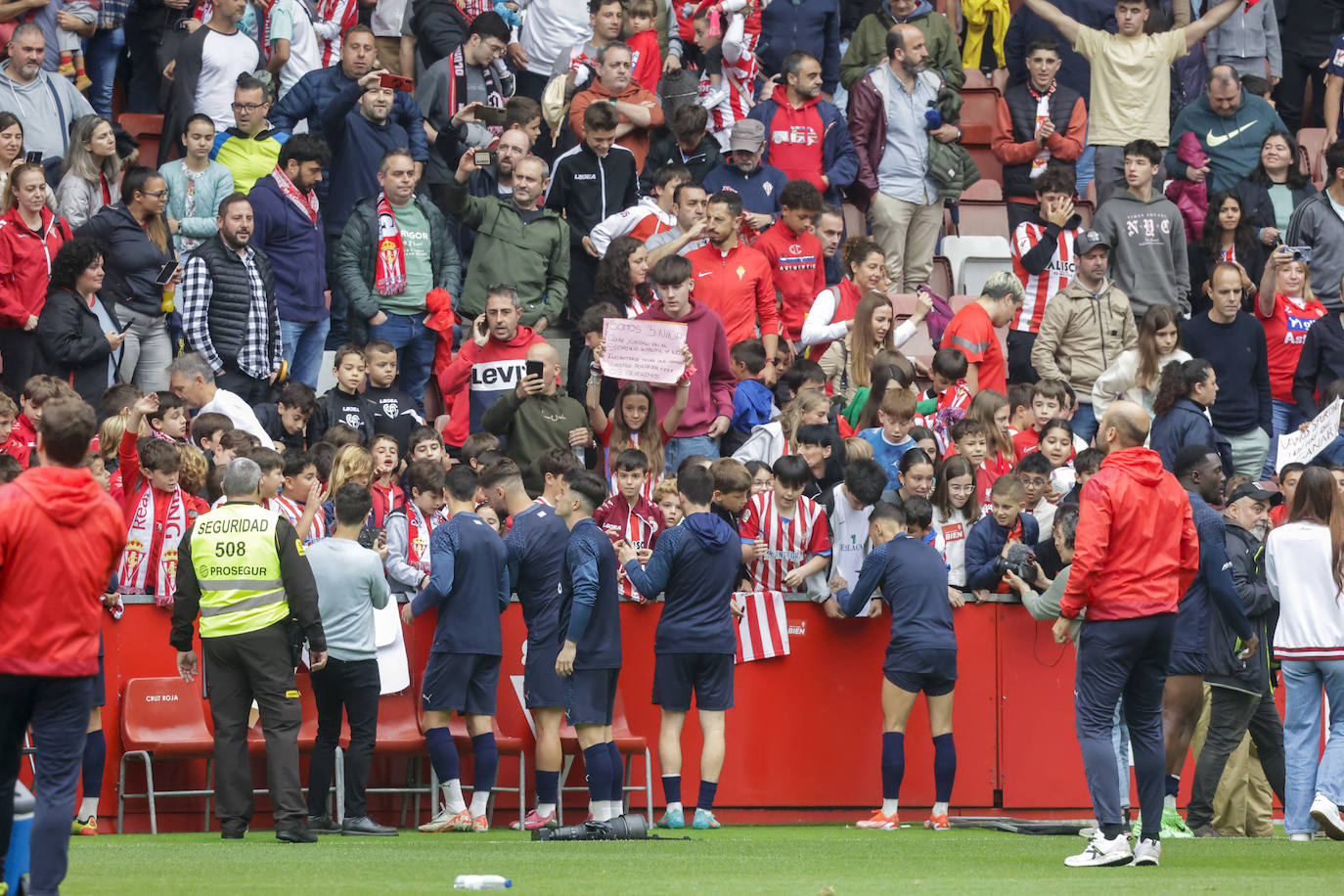 ¿Estuviste en el entrenamiento del Sporting en El Molinón? ¡Búscate en las fotos!