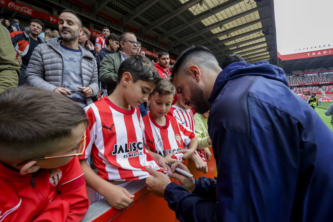 ¿Estuviste en el entrenamiento del Sporting en El Molinón? ¡Búscate en las fotos!