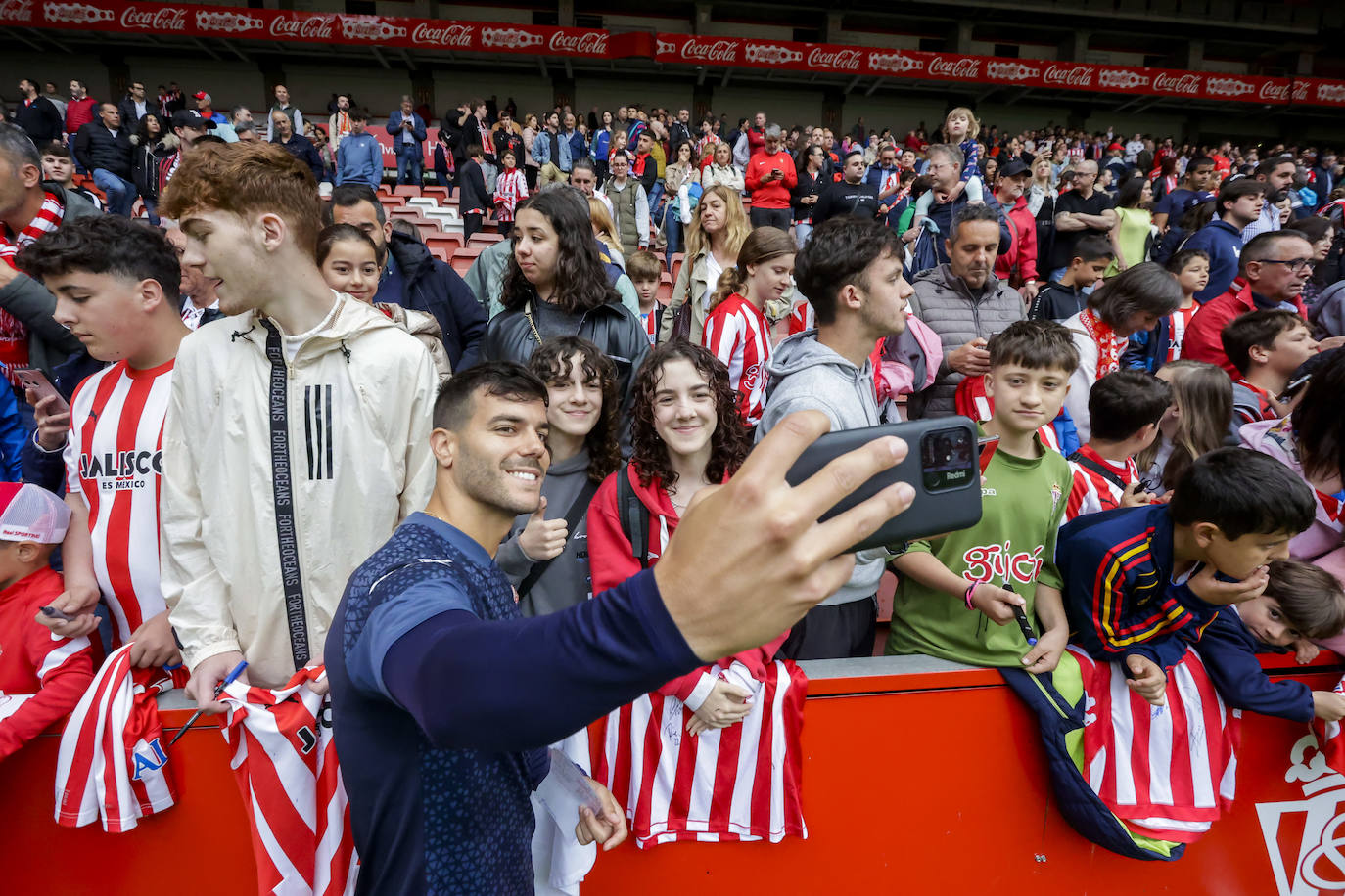 ¿Estuviste en el entrenamiento del Sporting en El Molinón? ¡Búscate en las fotos!