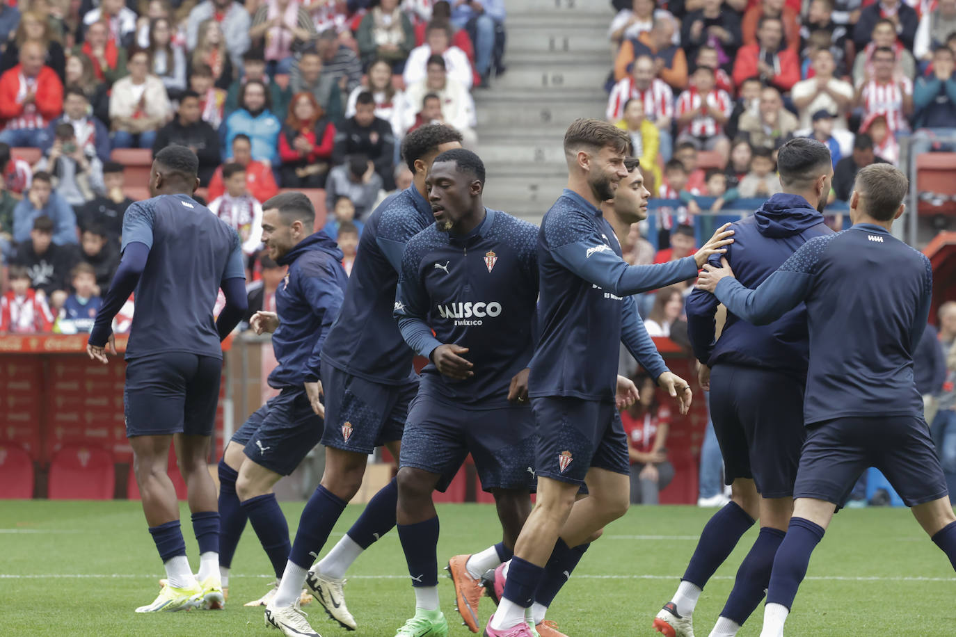 Así fue el especial entrenamiento del Sporting bañado por la Mareona