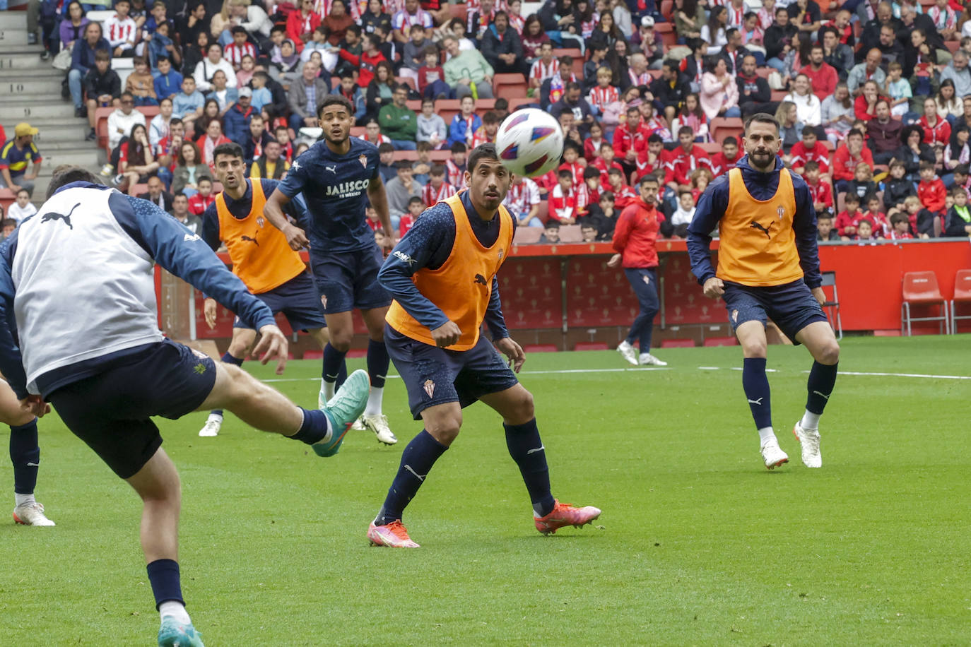 Así fue el especial entrenamiento del Sporting bañado por la Mareona