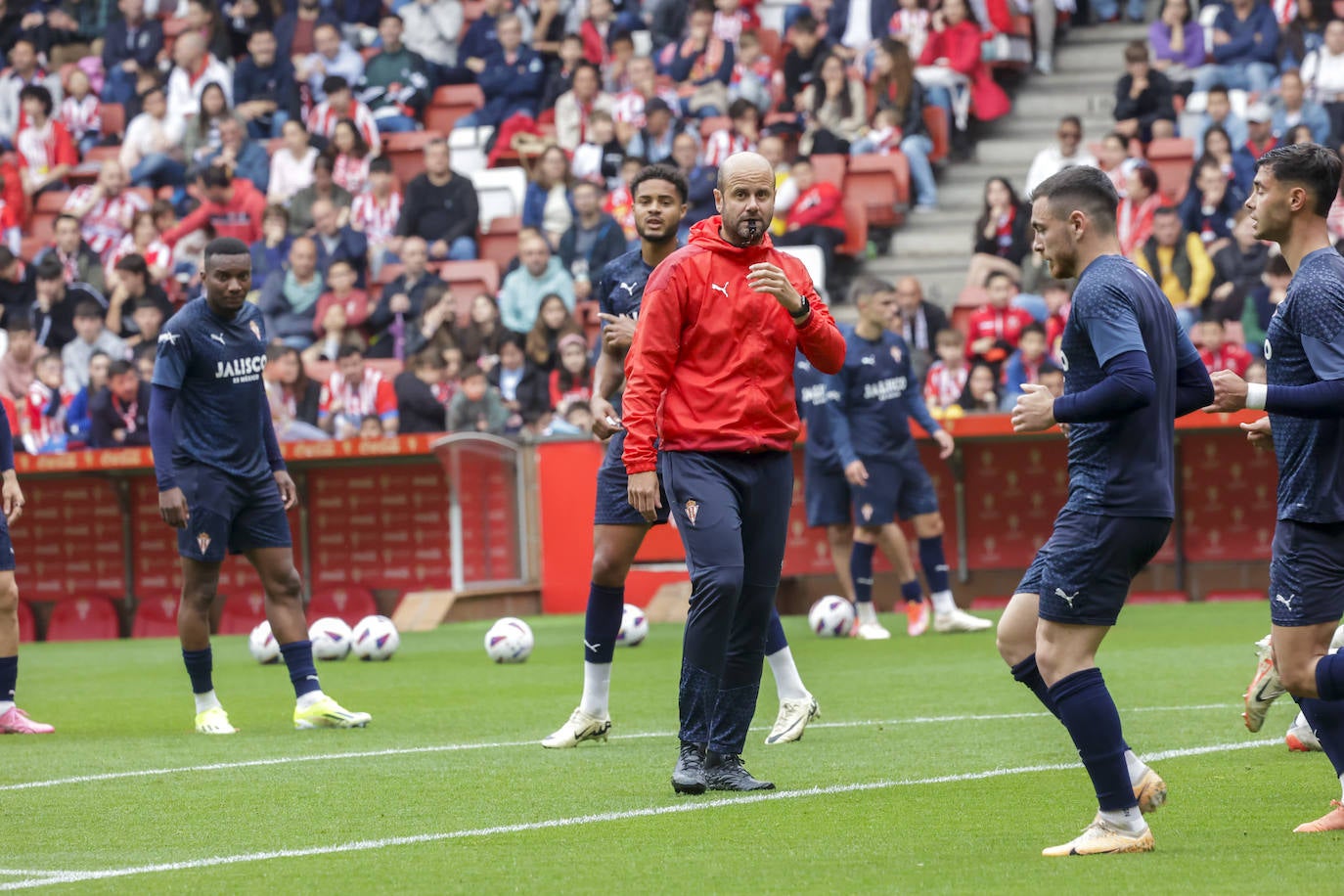 Así fue el especial entrenamiento del Sporting bañado por la Mareona