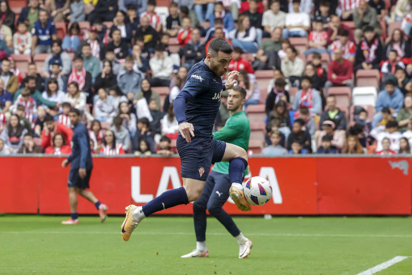 Así fue el especial entrenamiento del Sporting bañado por la Mareona