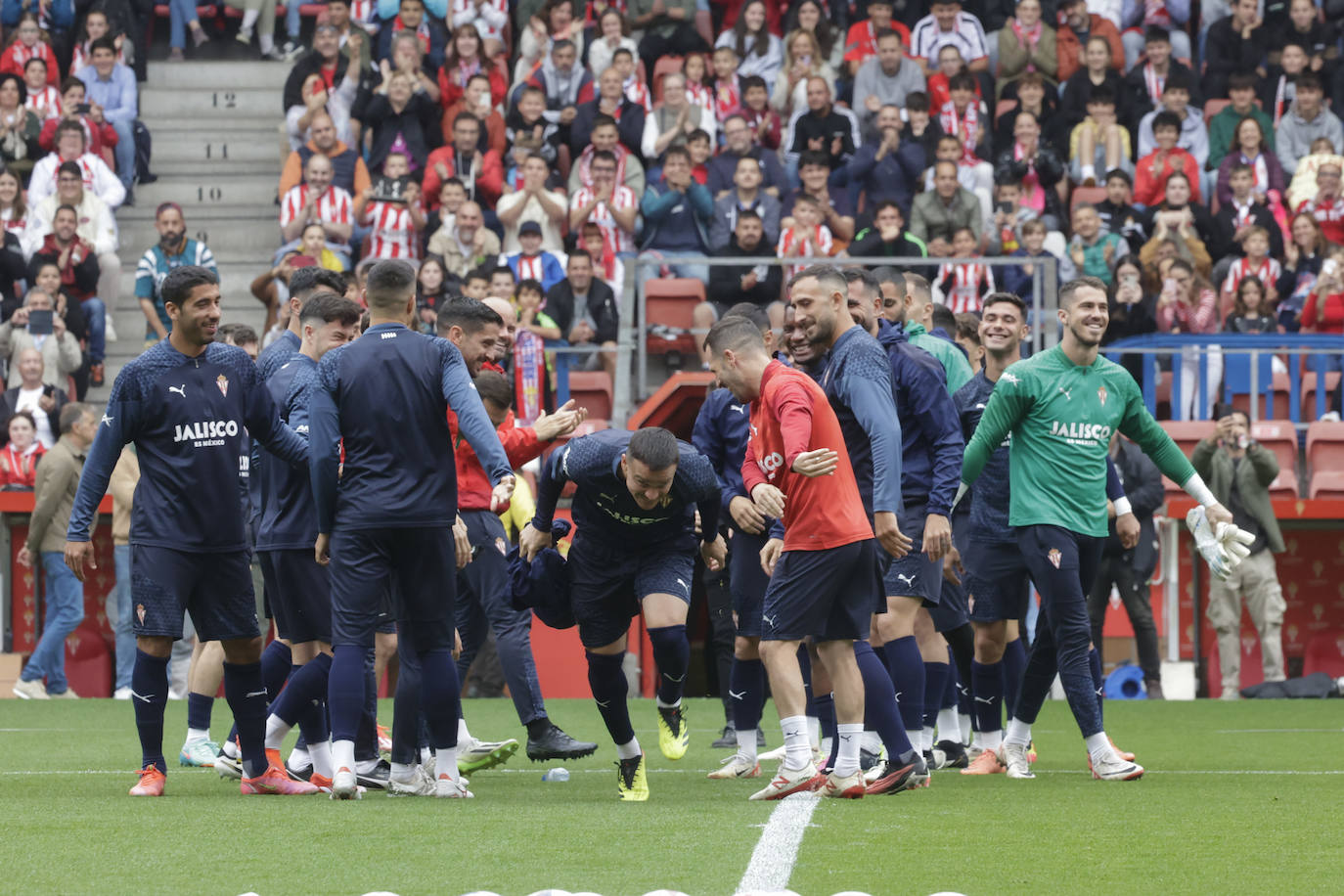 Así fue el especial entrenamiento del Sporting bañado por la Mareona