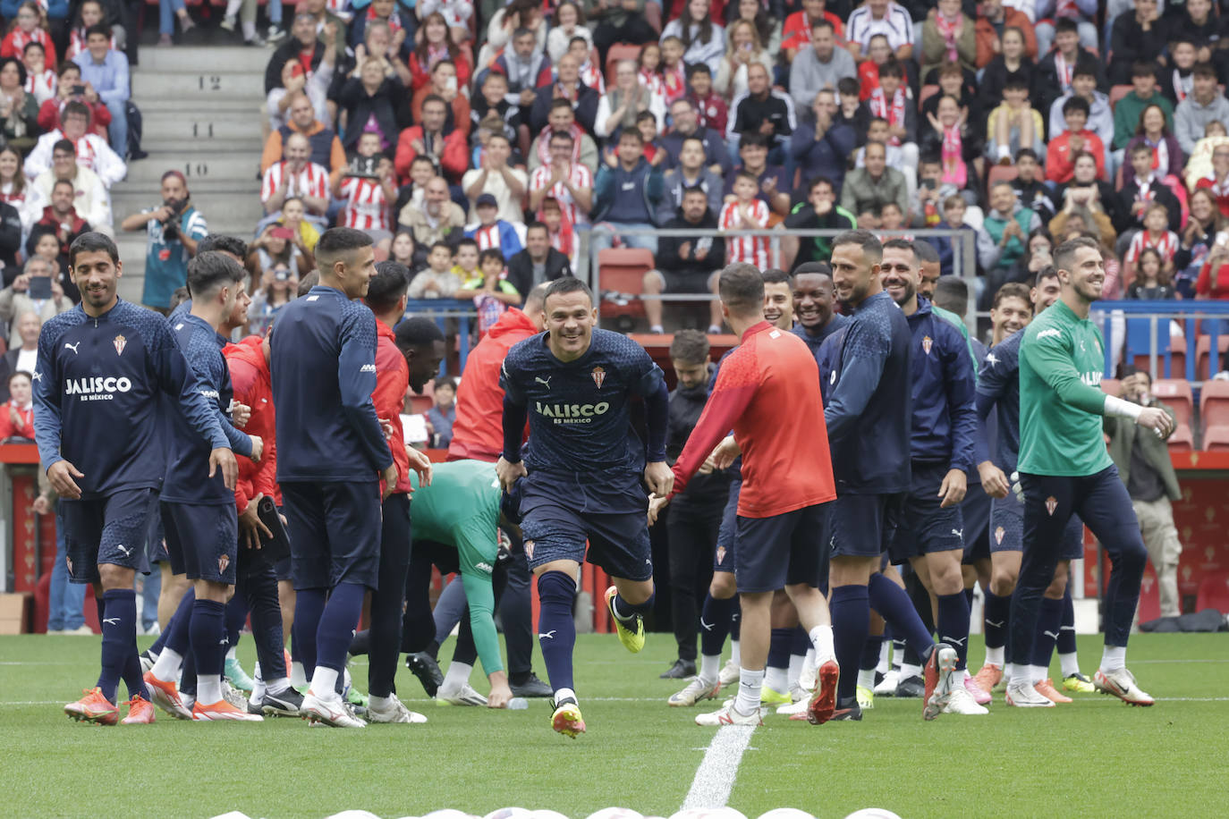 Así fue el especial entrenamiento del Sporting bañado por la Mareona