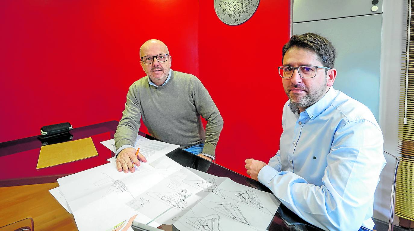 Román Villasana y Benigno Gómez, arquitectos responsables de la nueva sede de Rey Pelayo, con los planos.