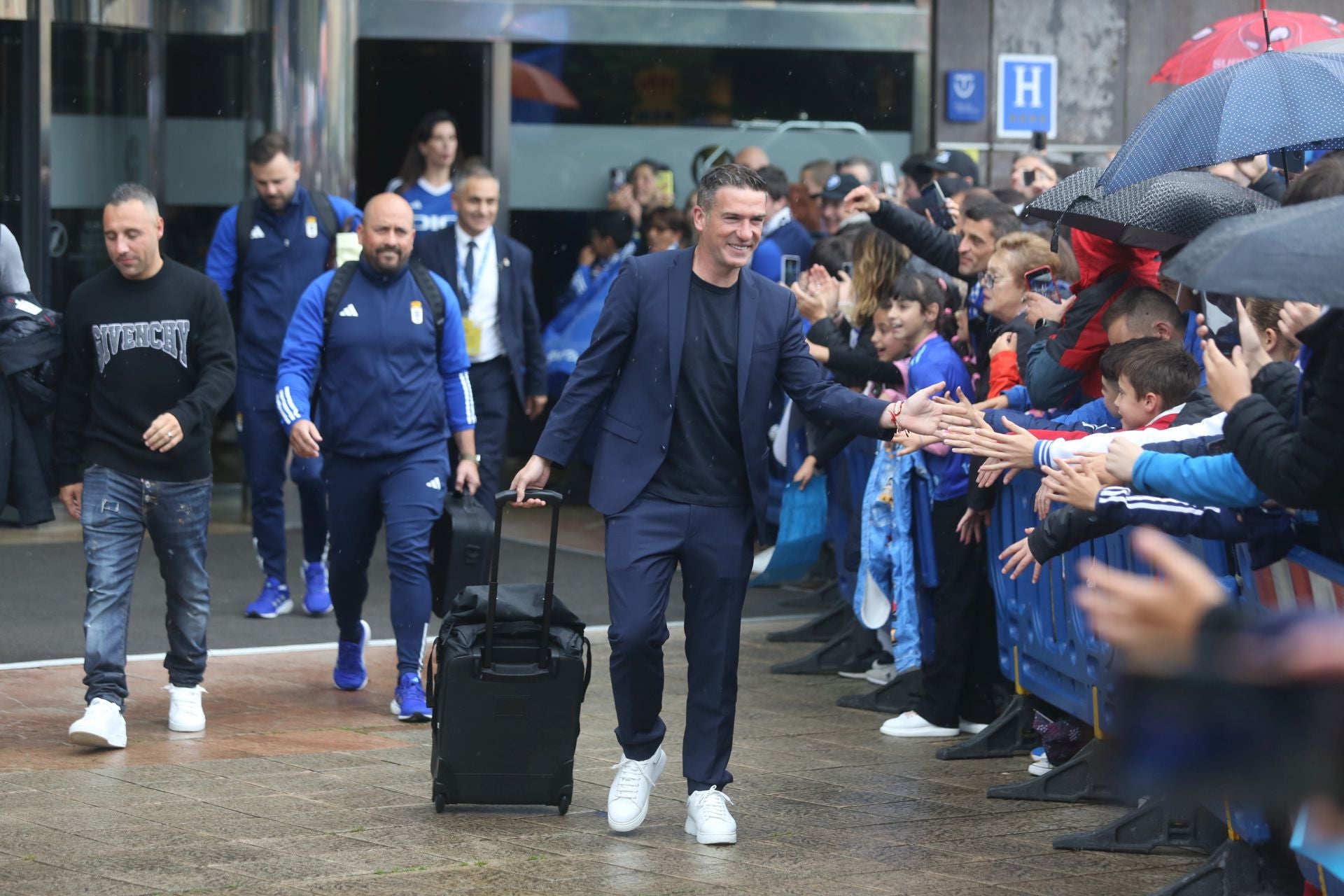 Afición inquebrantable: ambientazo en las calles para animar al Real Oviedo