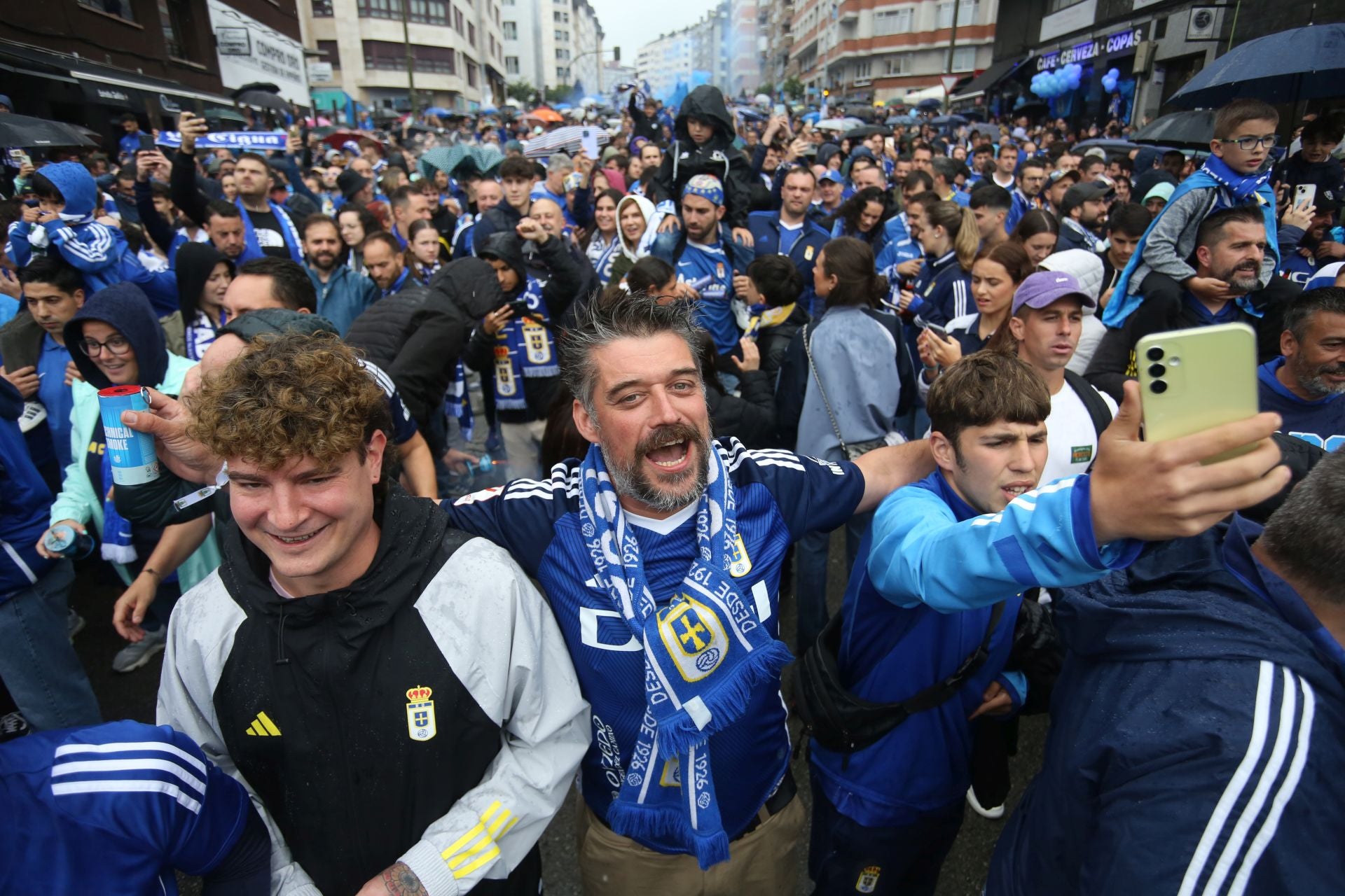 Afición inquebrantable: ambientazo en las calles para animar al Real Oviedo