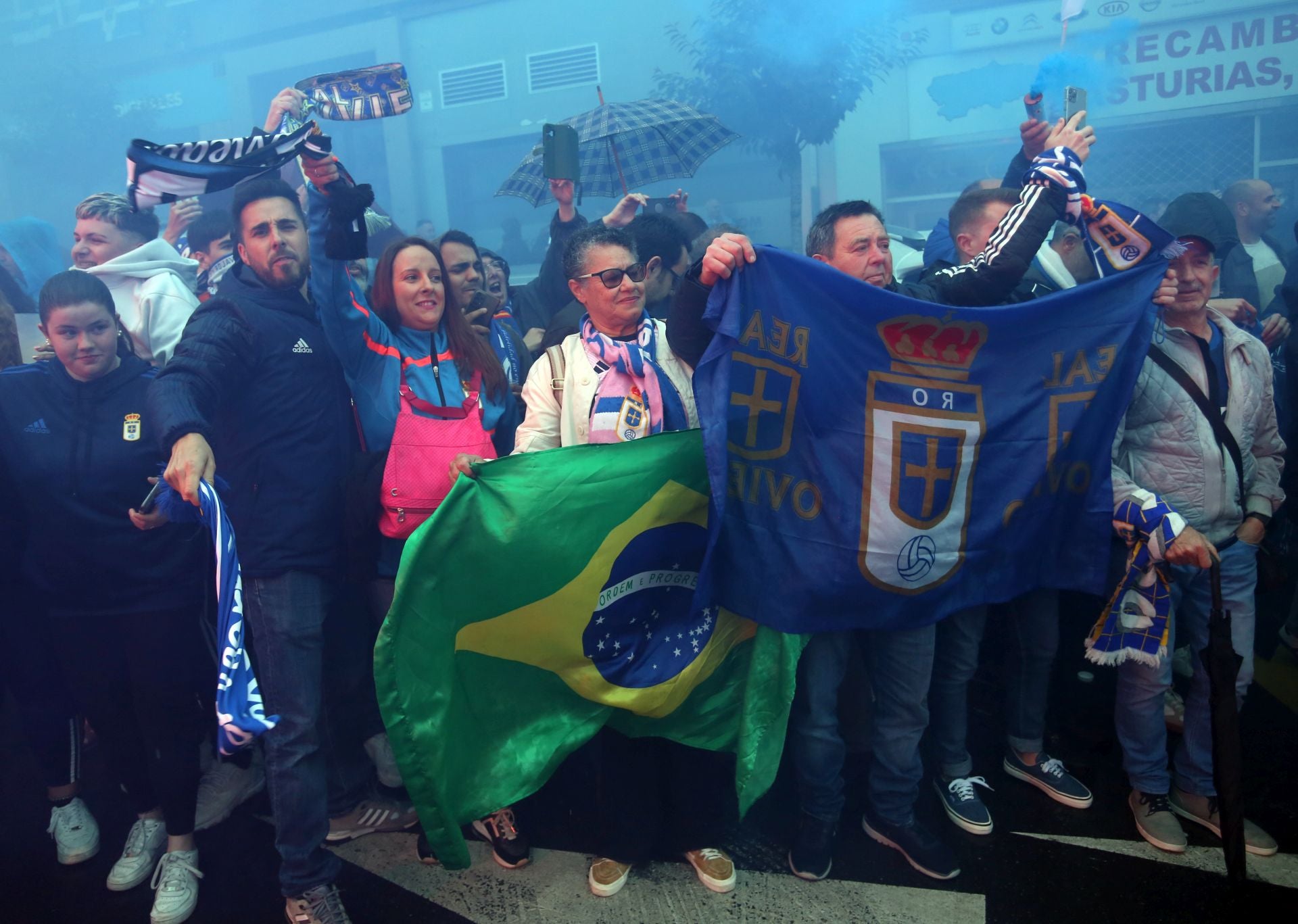 Afición inquebrantable: ambientazo en las calles para animar al Real Oviedo